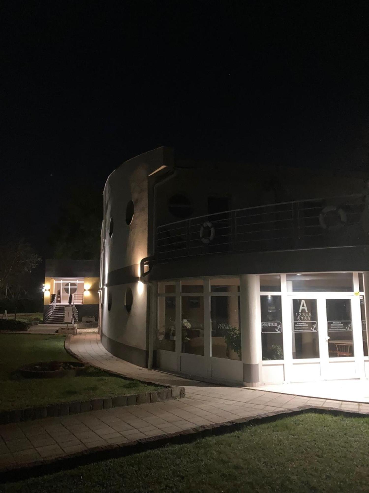 Nautilus Étterem és Panzió Hotel Dabas Exterior foto